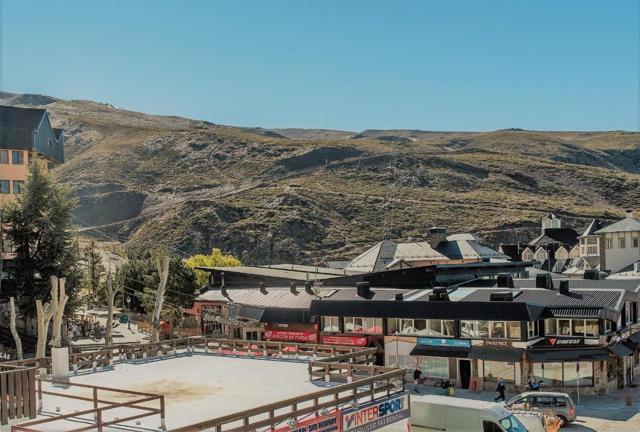 TODOSIERRANEVADA ZONA BAJA -PLAZA PRINCIPAL-Junto a los Telecabinas Sierra Nevada Exterior foto
