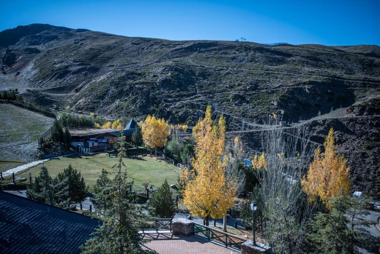 TODOSIERRANEVADA ZONA BAJA -PLAZA PRINCIPAL-Junto a los Telecabinas Sierra Nevada Exterior foto