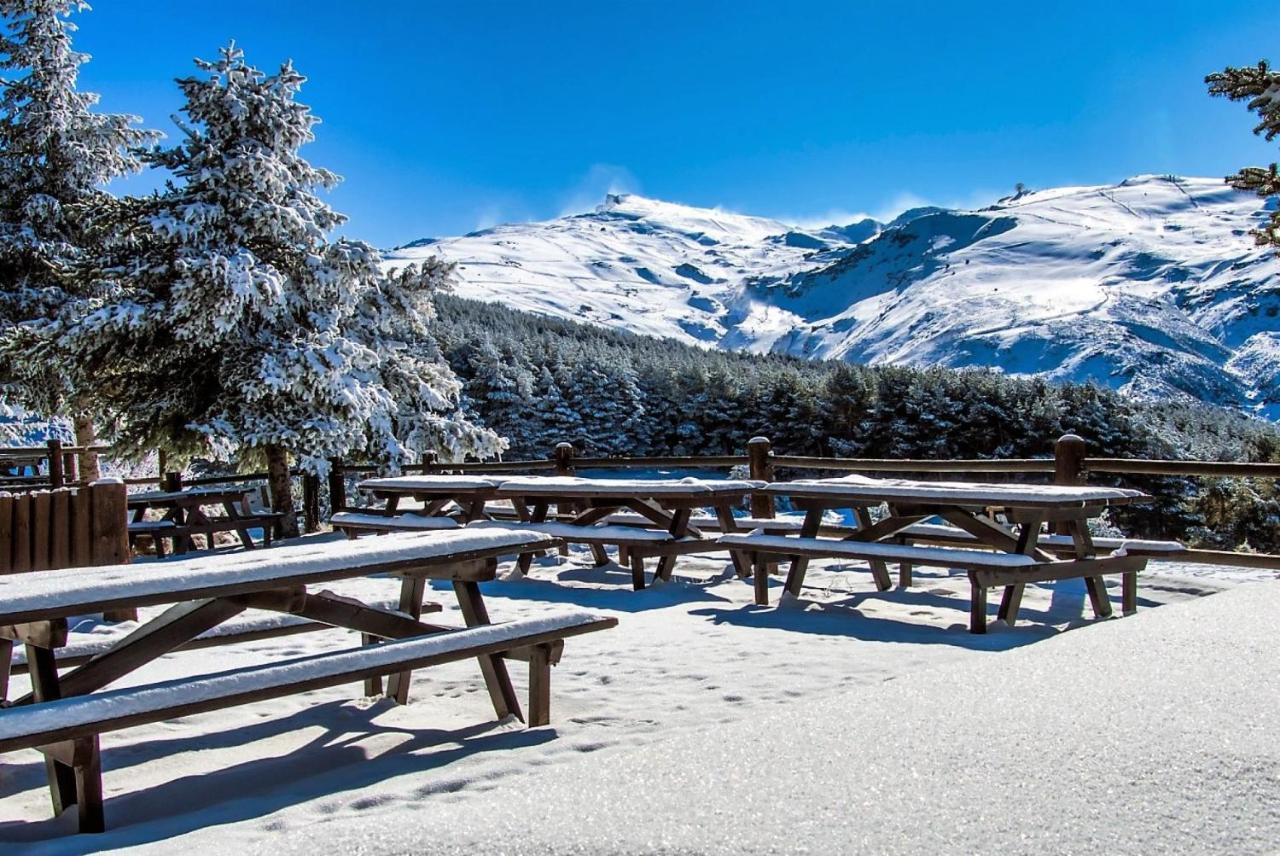 TODOSIERRANEVADA ZONA BAJA -PLAZA PRINCIPAL-Junto a los Telecabinas Sierra Nevada Exterior foto