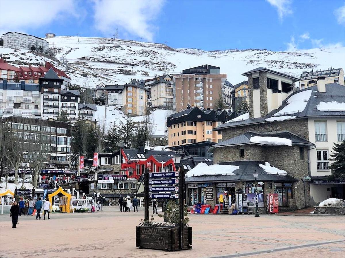 TODOSIERRANEVADA ZONA BAJA -PLAZA PRINCIPAL-Junto a los Telecabinas Sierra Nevada Exterior foto