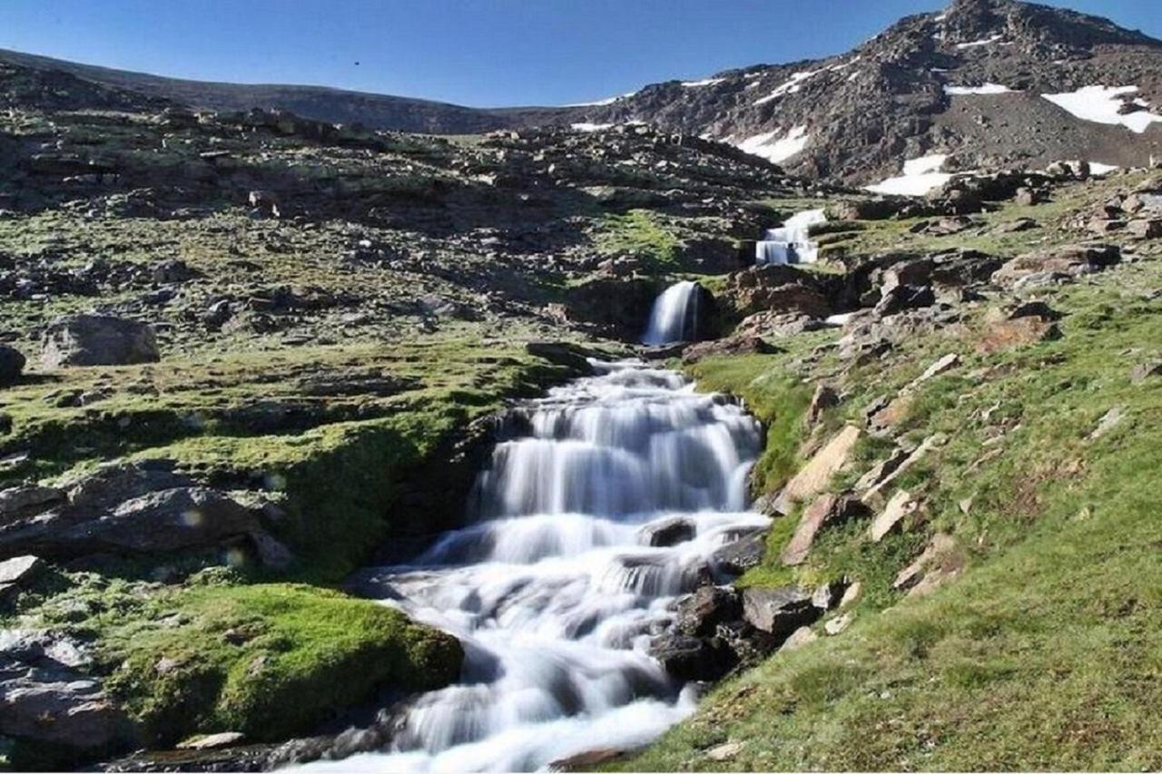 TODOSIERRANEVADA ZONA BAJA -PLAZA PRINCIPAL-Junto a los Telecabinas Sierra Nevada Exterior foto